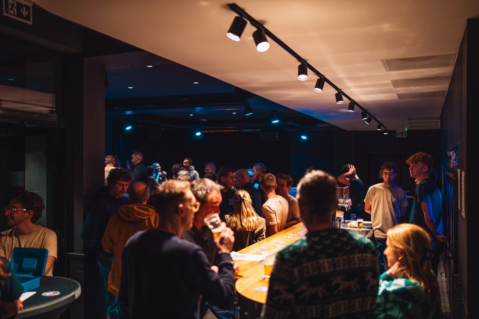 Vrienden aan de gezellige toog in Jeugdhuis De Haajf in Bilzen