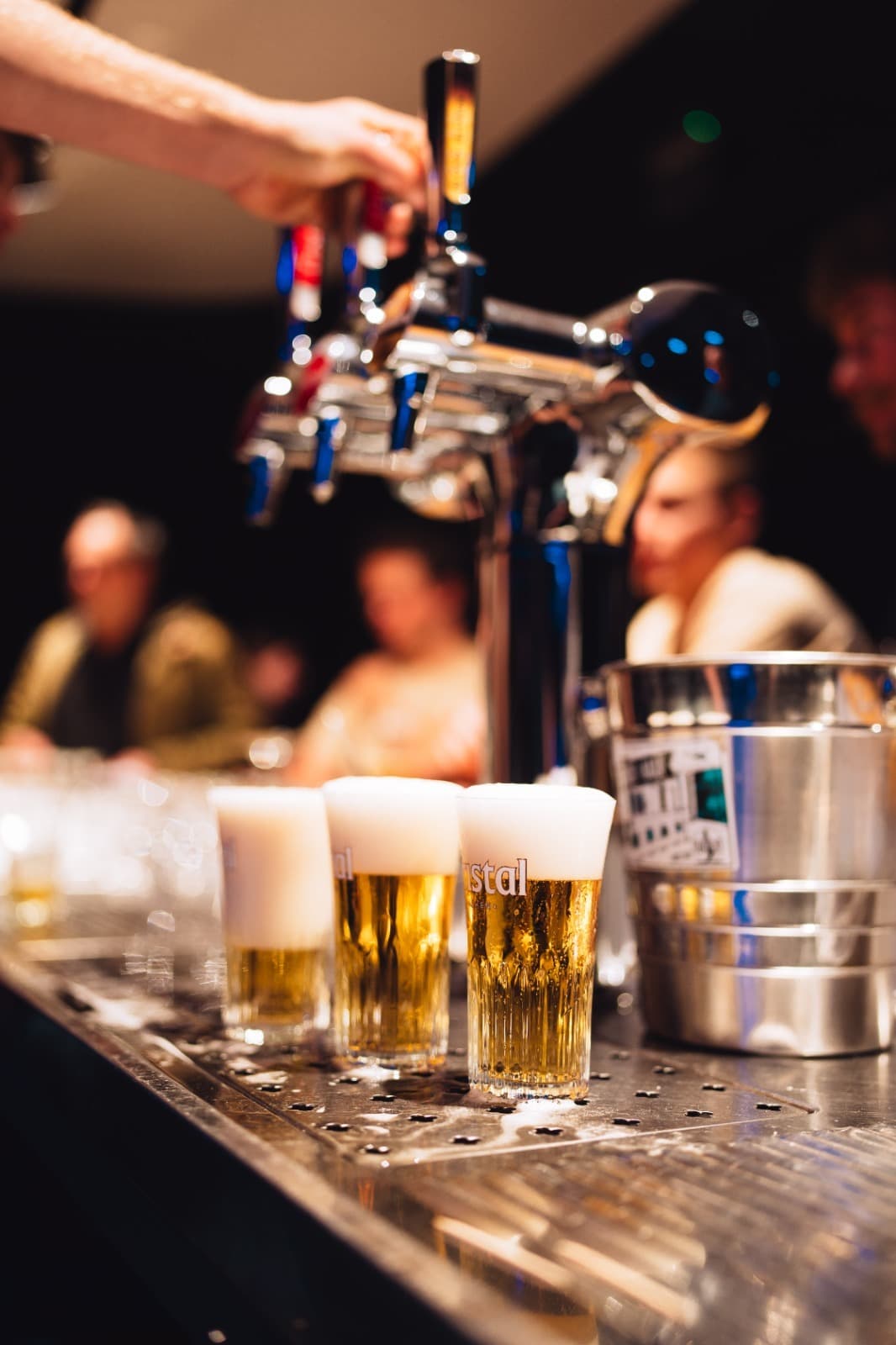 Een frisse Cristal pint in Jeugdhuis De Haajf